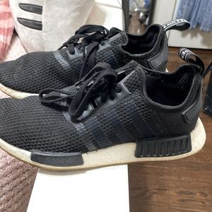 Size men’s 7.5 or also a women’s 9.5.